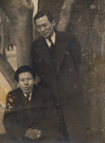 Mr. Insil Lee, with co-workers