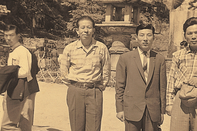 Mr. Insil Lee, with co-workers