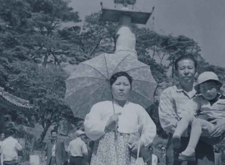 Mr. Insil Lee with his family