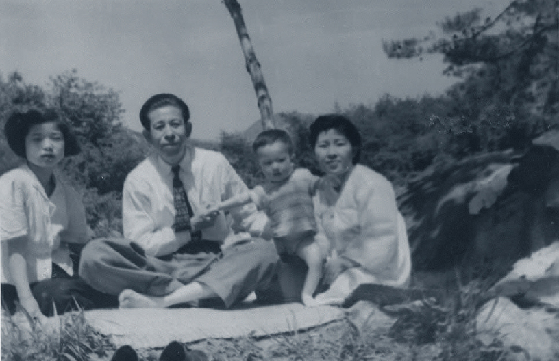 Mr. Insil Lee with his family