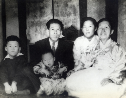 Mr. Insil Lee with his family