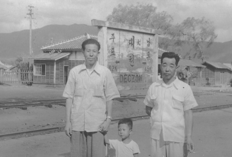 Mr. Insil Lee with his family