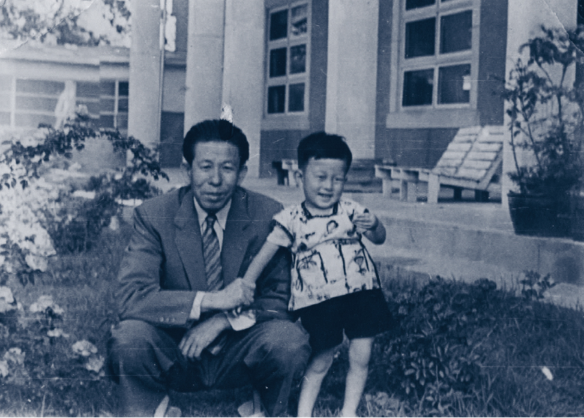 Mr. Insil Lee with his family