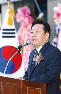 Yoonwoo Lee, Chairman